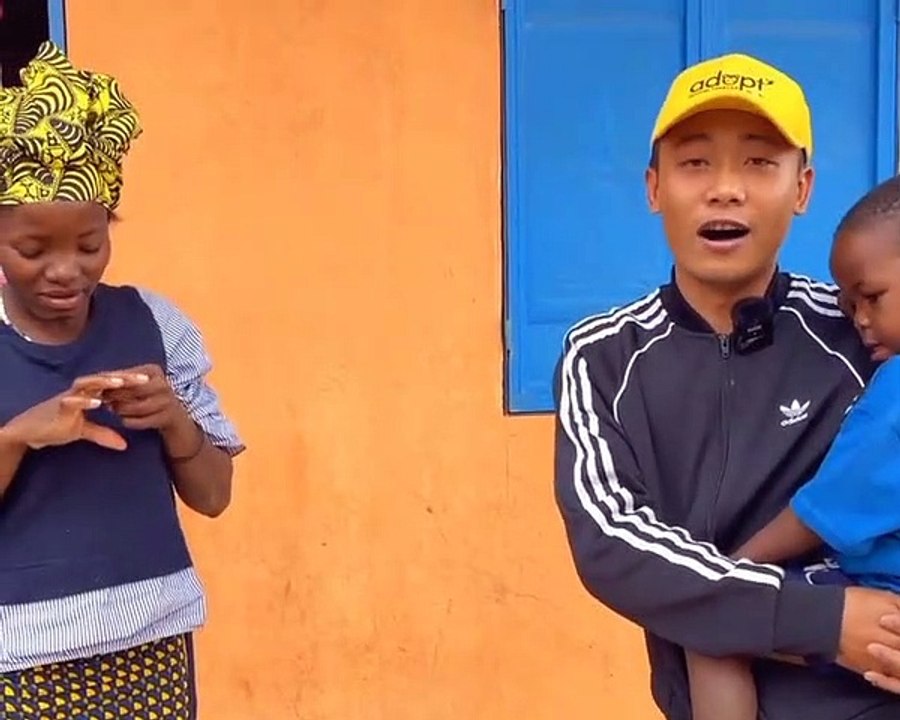 Clip: Phản ứng bất ngờ của mẹ Lôi Con khi Quang Linh ngỏ ý đưa cậu bé về Việt Nam sống đến năm 18 tuổi