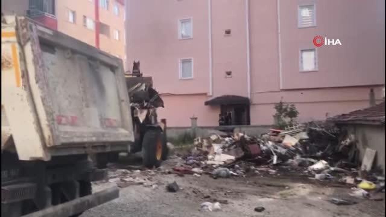 Tekirdağ yerel: Tekirdağ'da çöp ev: Yaklaşık 15 kamyon çöp çıktı