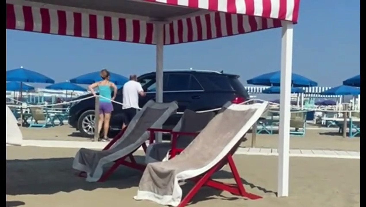 Forte dei Marmi, altro suv entra in spiaggia: secondo caso in due giorni