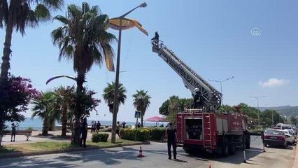 Aydın haber | Yamaç paraşütçüsü iniş sırasında aydınlatma direğinde asılı kaldı