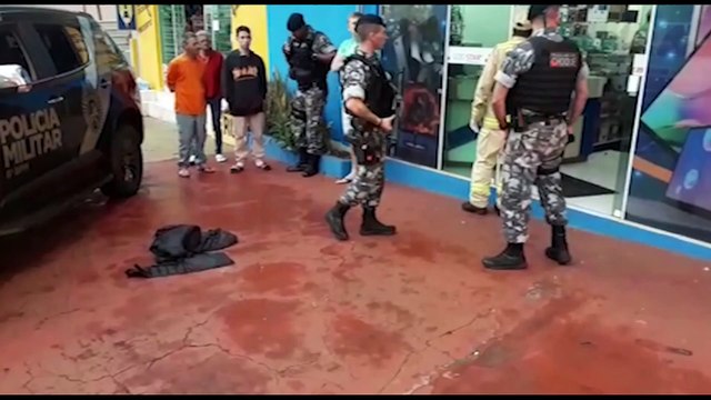 Assaltantes que balearam homem na Rua Jorge Lacerda estavam com carro roubado