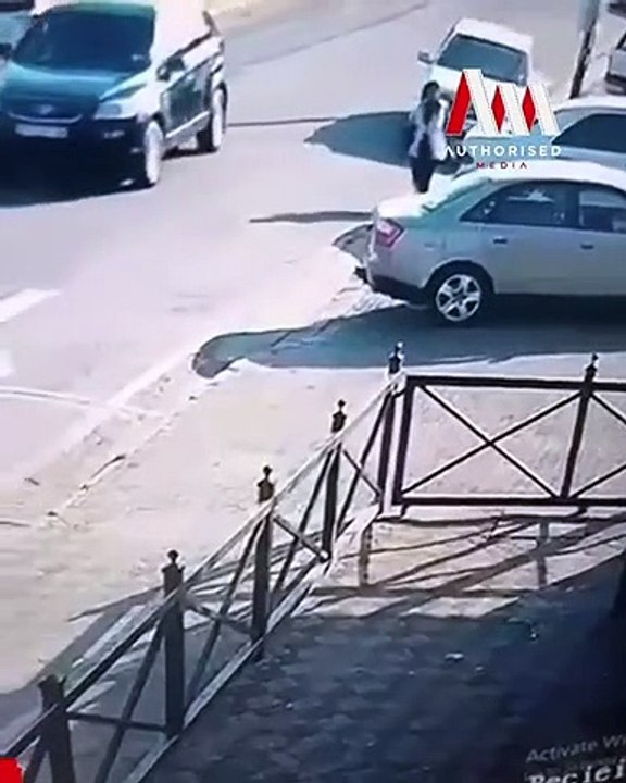 Une femme courageuse récupère son téléphone volé par un délinquant (Afrique du Sud)