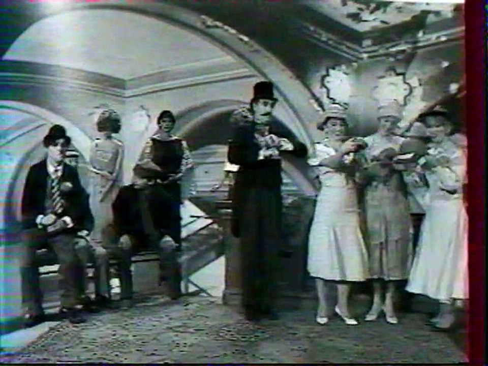 CHARLOT GARDIEN DE MUSEE