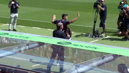 Tải video: Lewandowski es presentado en el FC Barcelona con un Laporta entusiasmado