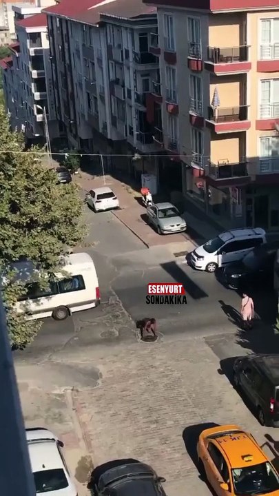 Esenyurt'ta sinir krizi geçiren Nijeryalı ortalığı birbirine kattı! Çıplak ayakla koştu arabanın üstüne çıkıp camı patlattı