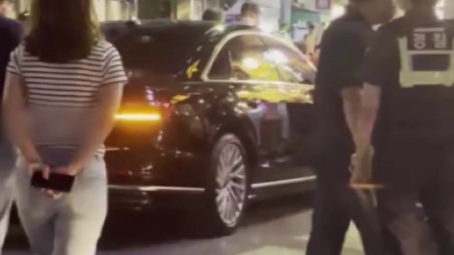 서울 을지로 '노가리 골목'으로 차량 들이닥쳐...3명 부상 / YTN