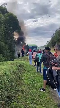 Passageiros escapam de ônibus pegando fogo na BR-376