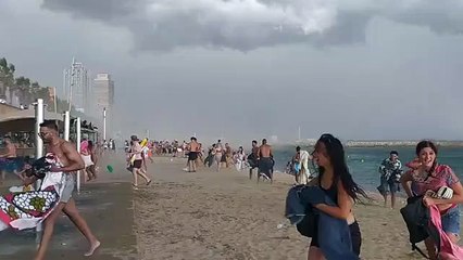 Brutal tormenta en Barcelona: los bañistas huyen de la playa