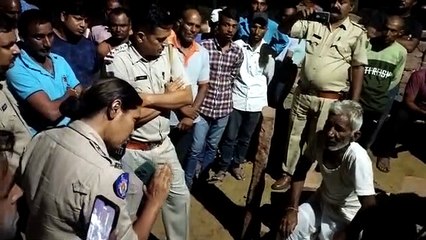 गांव की सड़कों के लिए वृद्ध आधी रात टॉवर पर चढ़ा