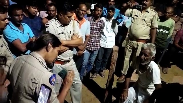 गांव की सड़कों के लिए वृद्ध आधी रात टॉवर पर चढ़ा