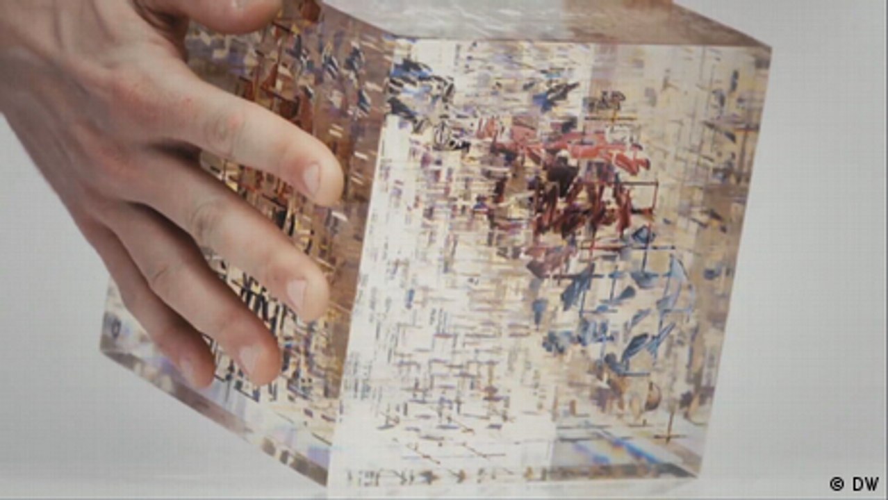 Anamorphic glass art by Thomas Medicus