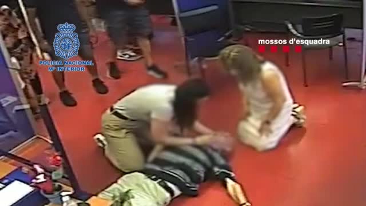 Una policía nacional y un mosso fuera de servicio salvan la vida de un hombre que estaba en una comisaría tras sufrir un infarto