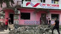 Residentes de ciudades ucranianas lidian con los escombros de los bombardeos rusos