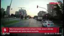Yolun karşısına geçmeye çalışan 2 kişi, aracın altında kalmaktan son anda böyle kurtuldu