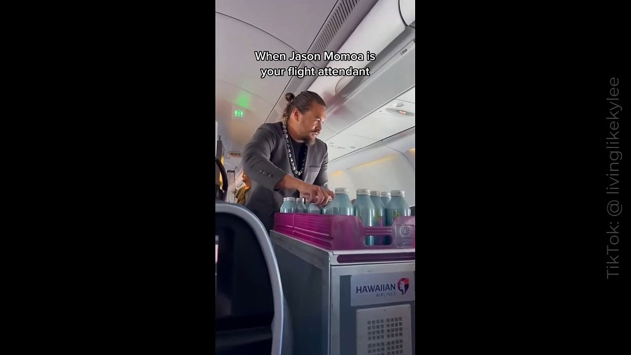 Repartiendo agua: Jason Momoa se hizo pasar por azafato en un vuelo comercial