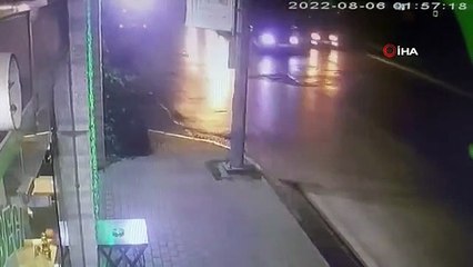 Aydın haberi! Kontrolden çıkan otomobil aydınlatma direğine böyle çarptı: 3 yaralı