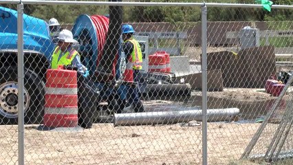 Fuga de agua de drenaje afectó a varios negocios