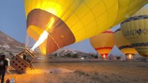 Kapadokya'da turistler yeni günü gökyüzünde karşıladı