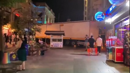 Ara sokağa sıkışan TIR için vatandaşlar seferber oldu