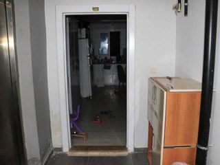 Kiracısının çelik kapısını çaldı