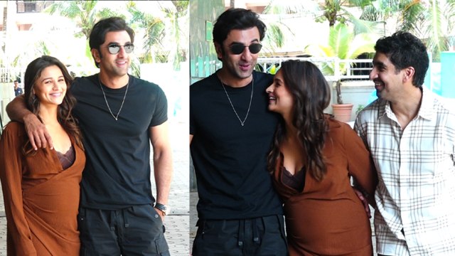 Alia Bhatt ने Ranbir Kapoor के साथ पहली बार Flaunt किया Baby Bump | Alia Bhatt Baby Bump Watch Video