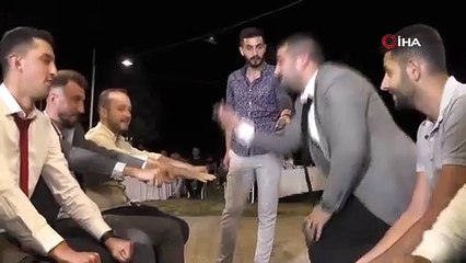 Kısır gecesinde arkadaşları, damat ve sağdıcı güle oynaya dövdüler