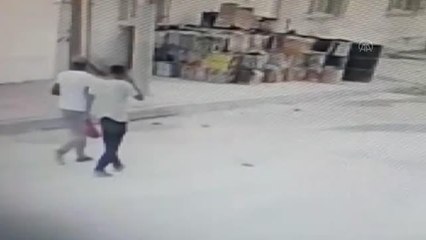 Park halindeki otomobilin çalınma anı güvenlik kamerasına yansıdı