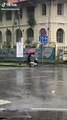 Chàng trai mang dù tặng cho cô bán hàng rong giữa trời mưa