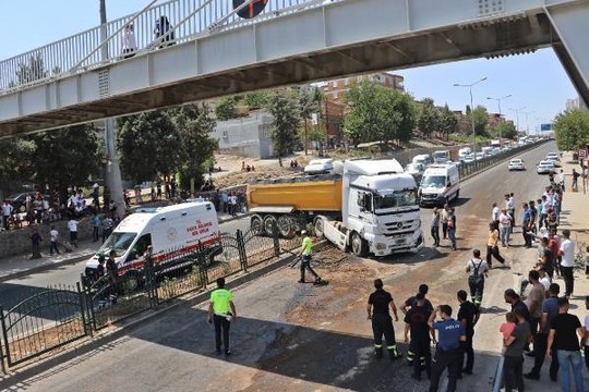 Diyarbakır haber! DİYARBAKIR'DA ÜST GEÇİDİ KULLANMAYAN YAYALAR, KAZAYA NEDEN OLDU 5 YARALI
