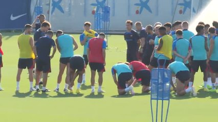 Tải video: El Barça se prepara para el partido contra el Pumas del Trofeo Joan Gamper