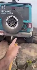 سلطنة عمان.. إيقاف المشهور الإماراتي "ملك الوحوش" بعد "مغامرة خطيرة"