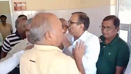 पेड़ीवाल ने कहा कि तेरी बकरी फाटक में करूंगा,संयुक्त निदेशक शर्मा गिड़गिड़ाते हुए पैरों में गिरकर माफी मांगी