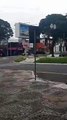 Colisão violenta entre automóveis em cruzamento de Umuarama