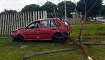 Condutor perde controle de veículo Gol e invade Ecopark do Morumbi