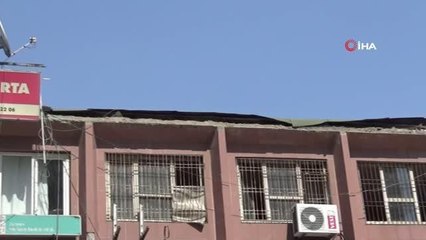 İş merkezinin çatı duvarı çöktü