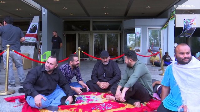 شاهد: أنصار مقتدى الصدر مستمرون باعتصامهم أمام البرلمان العراقي