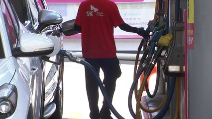 기름값 5주 연속 하락...휘발유 56원↓ 경유 46원↓ / YTN