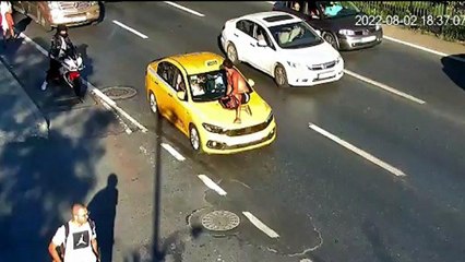 Sarıyer’de tartışma sonrası taksi üstünde yolculuk