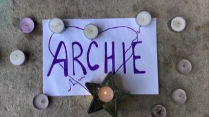 Gb, morto il 12enne Archie. Candele e peluche fuori dall'ospedale