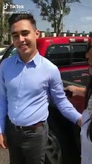 Joven recibe su primer coche como regalo de graduación y lo choca el mismo día