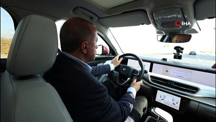 Cumhurbaşkanı Erdoğan, yerli otomobil TOGG’u test etti