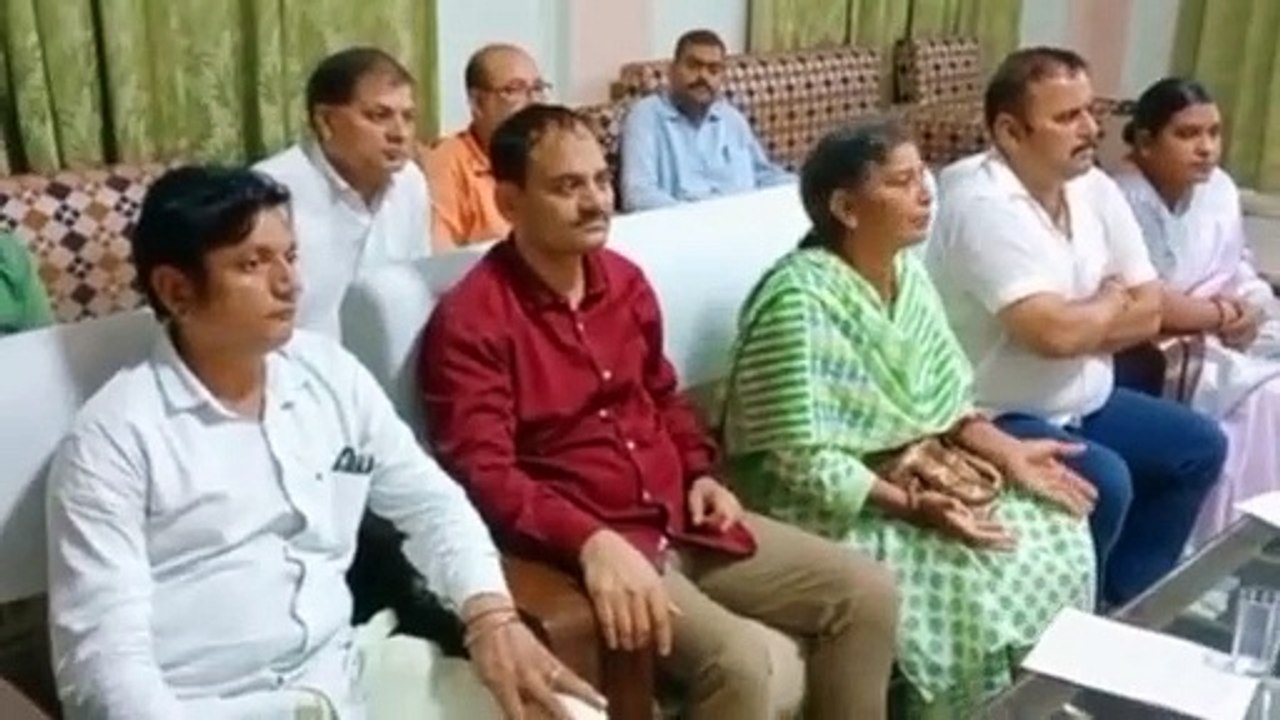 महापौर के धरने के काउंटर में उतरे कांग्रेस के कई पार्षद, महापौर से मांगा इस्तीफा