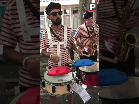 Les aubades envahissent les rues de Digne-les-Bains pour le Corso de la lavande