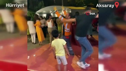 Temizlik işçisi hem işini yapıyor hem de gönlünce eğleniyor