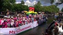 Desfile do Orgulho nos canais de Amesterdão