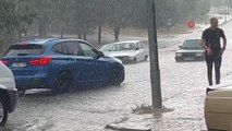 Şiddetli yağış sonrası araçlar sel sularında mahsur kaldı