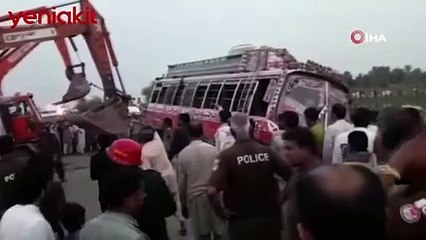 Pakistan’da yolcu otobüsü göle düştü: 8 ölü, 30 yaralı