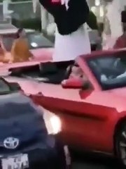 الأردن.. كويتي يعتلي سيارته ويرمي النقود على المارة في الشارع العام