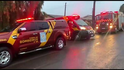 Homem sofre queda em vão entre residências e fica com ferro cravado ao braço