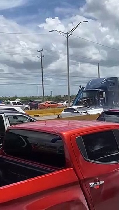 Momento en que una patana colisiona con varios vehículos en Las Américas